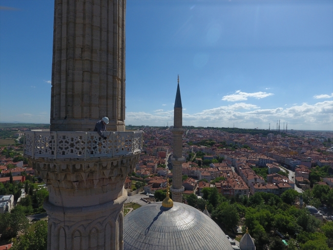 “Son mahyacı” minareleri Ramazan’a hazırladı